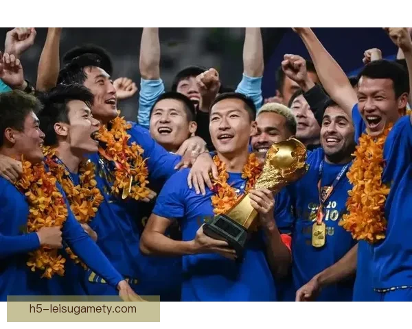 赛场友好迪纳摩赠特色帽申花